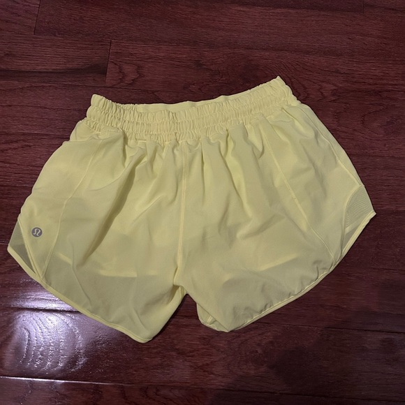 lululemon hotty hot low rise lined shorts 4” inseam size 6! - Picture 2 of 2